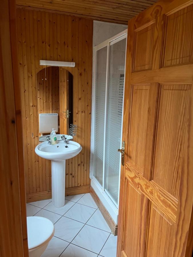 Cosy Lakeside Chalet With Option To Add Private Hot Tub Duneena ภายนอก รูปภาพ